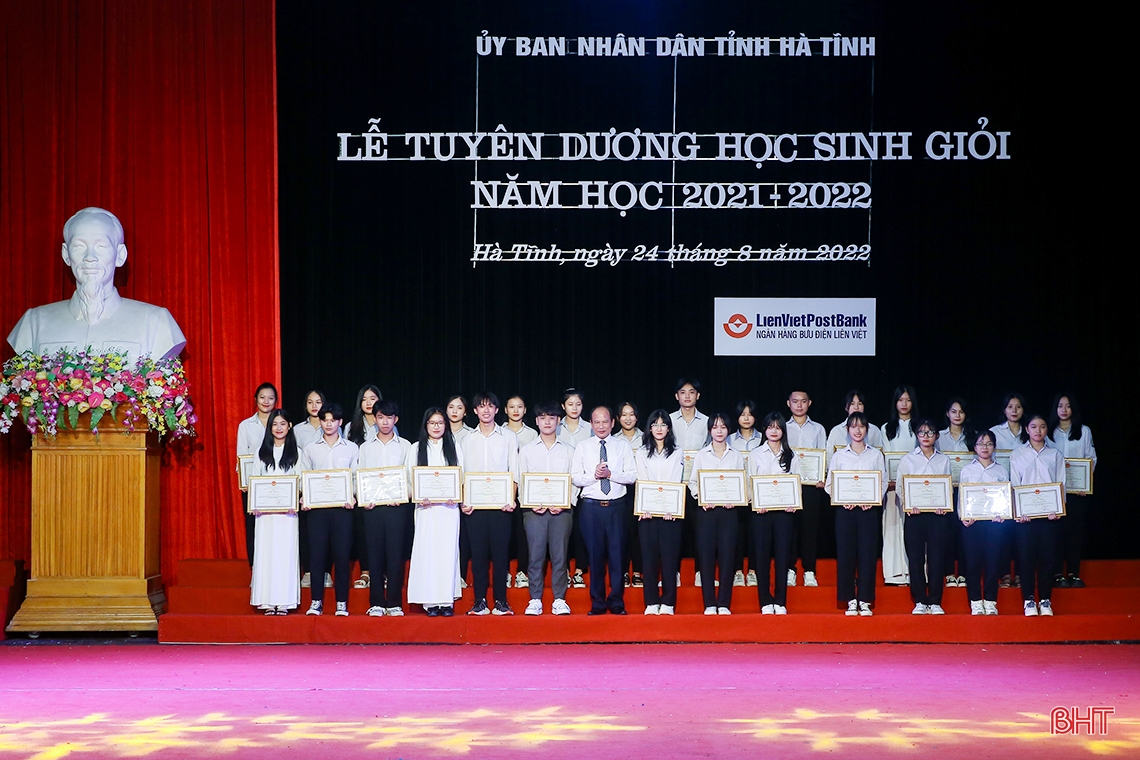 Hà Tĩnh tuyên dương học sinh giỏi năm học 2021-2022