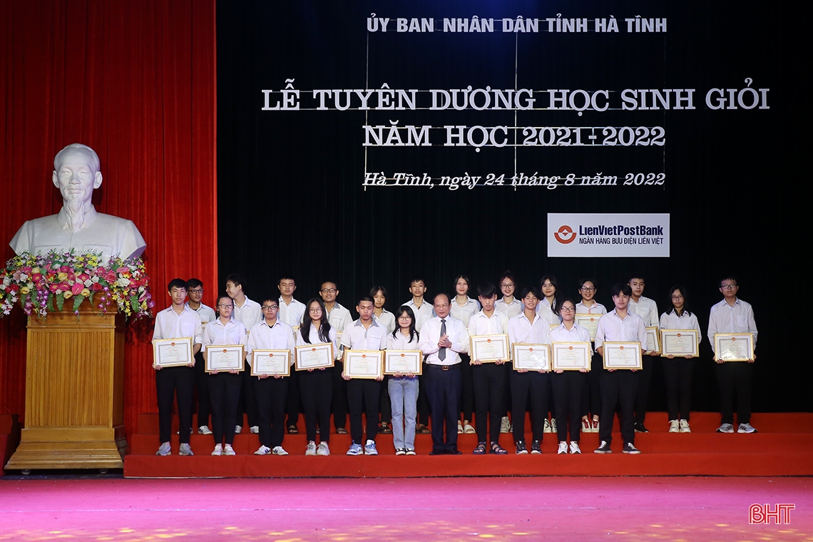 Hà Tĩnh tuyên dương học sinh giỏi năm học 2021-2022