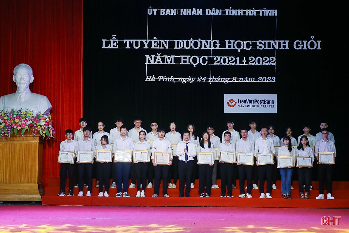 Hà Tĩnh tuyên dương học sinh giỏi năm học 2021-2022