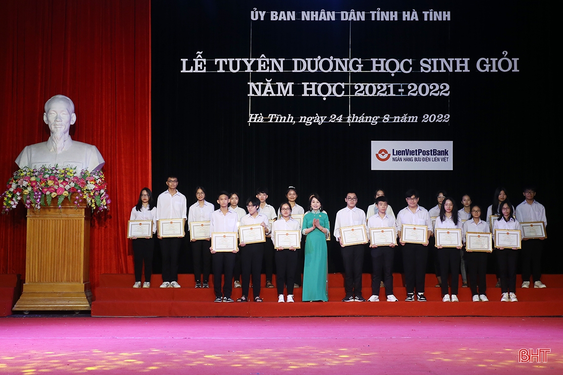 Hà Tĩnh tuyên dương học sinh giỏi năm học 2021-2022