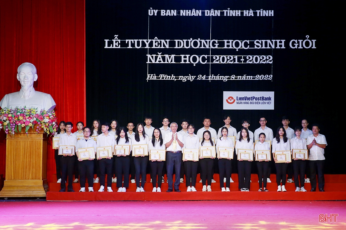 Hà Tĩnh tuyên dương học sinh giỏi năm học 2021-2022