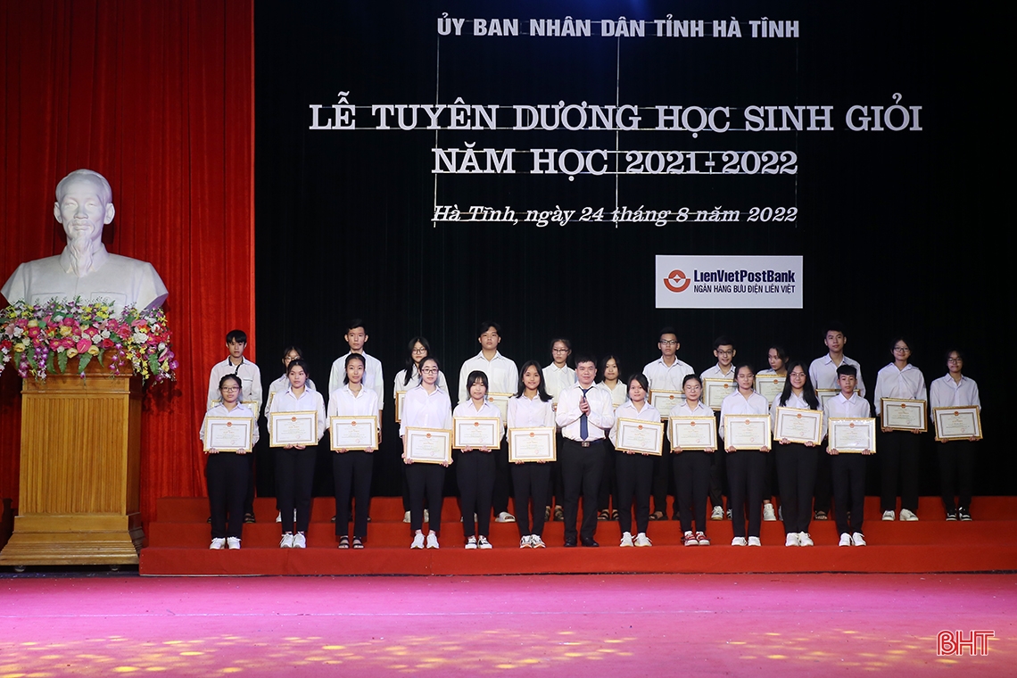 Hà Tĩnh tuyên dương học sinh giỏi năm học 2021-2022