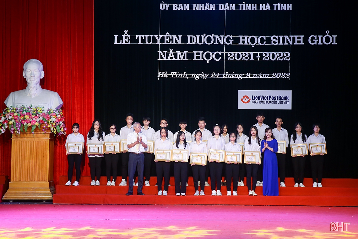 Hà Tĩnh tuyên dương học sinh giỏi năm học 2021-2022