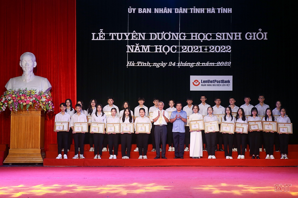 Hà Tĩnh tuyên dương học sinh giỏi năm học 2021-2022