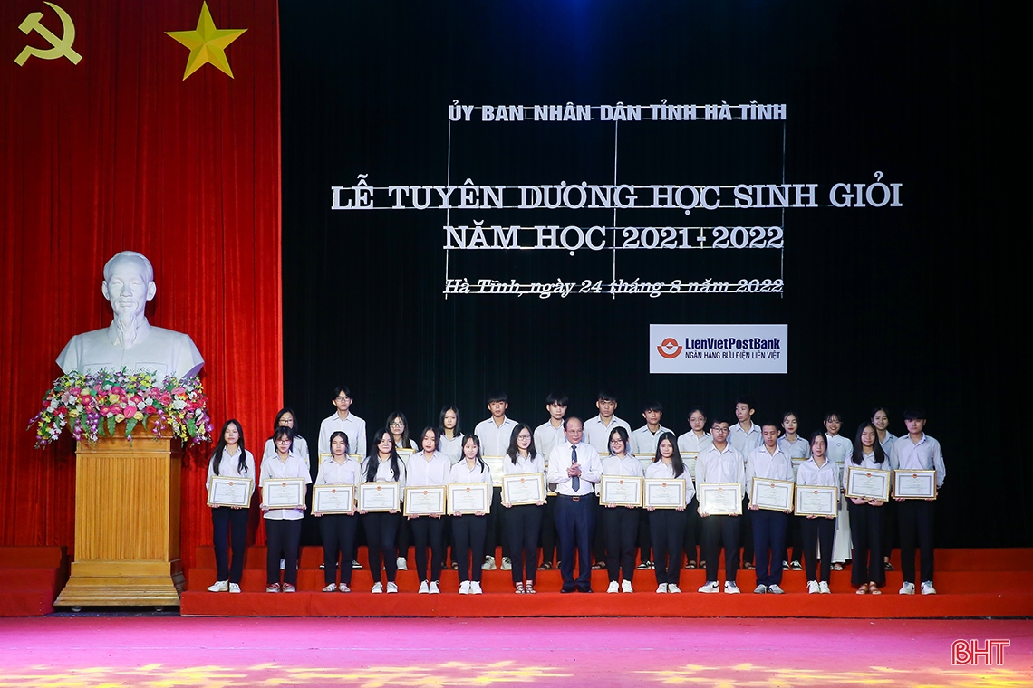 Hà Tĩnh tuyên dương học sinh giỏi năm học 2021-2022