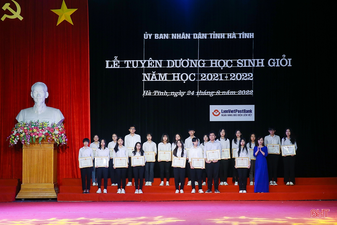 Hà Tĩnh tuyên dương học sinh giỏi năm học 2021-2022
