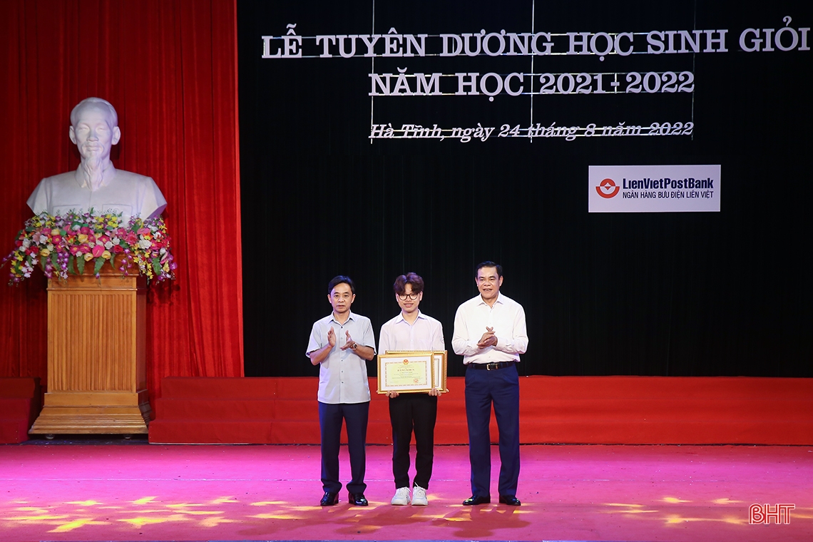 Hà Tĩnh tuyên dương học sinh giỏi năm học 2021-2022