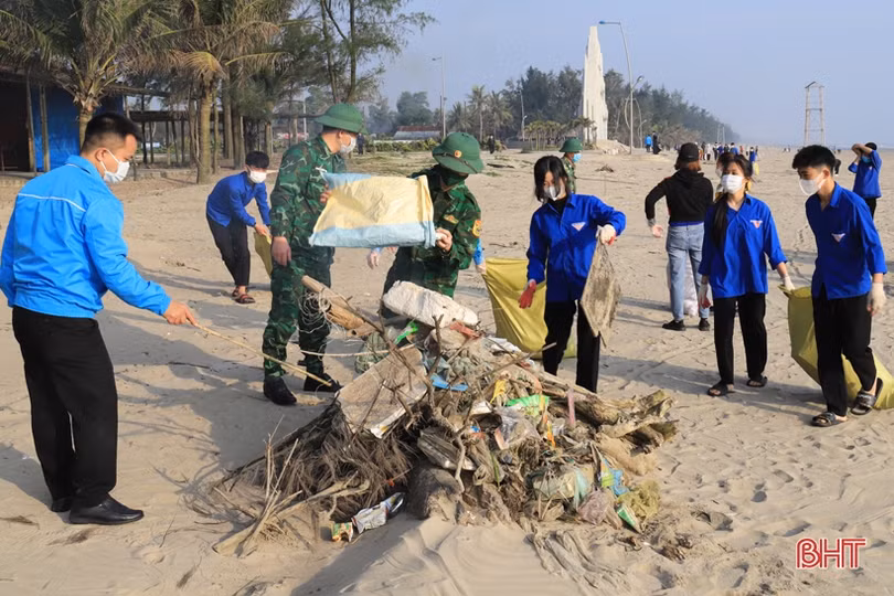 Đoàn viên thanh niên Nghi Xuân ra quân vệ sinh môi trường, làm sạch bãi biển
