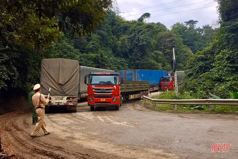Vì sao đường lên Cửa khẩu Cầu Treo Hà Tĩnh tiềm ẩn nguy cơ tai nạn?