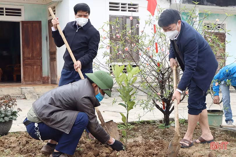 Gần 400 đoàn viên, hội viên ở Cẩm Xuyên ra quân xây dựng nông thôn mới