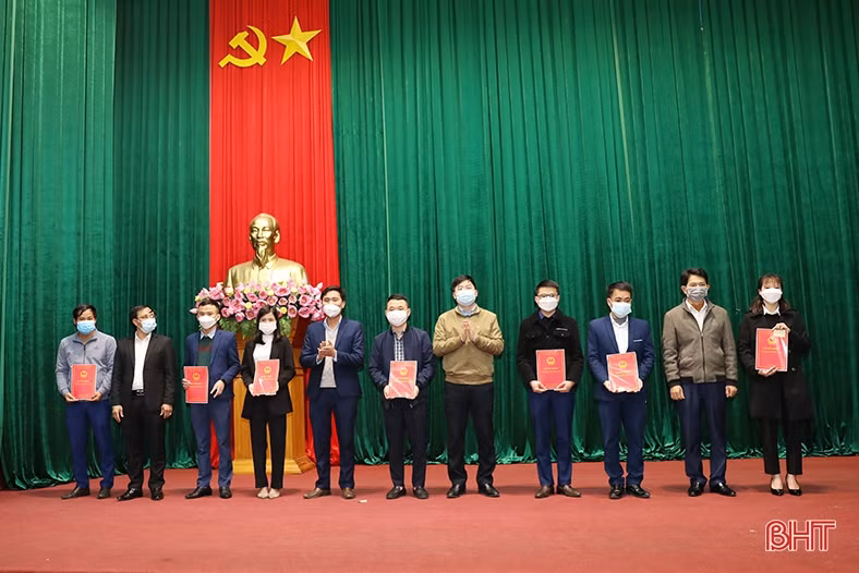 TX Kỳ Anh trao quyết định tuyển dụng cho công chức cấp xã