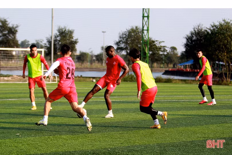 Hồng Lĩnh Hà Tĩnh và Hải Phòng tập luyện chuẩn bị cho trận khai màn V.League 2022