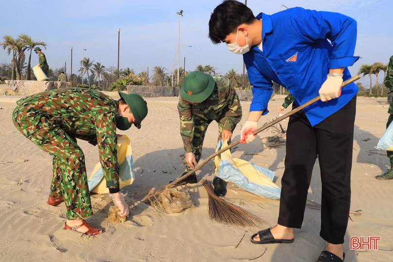 Đoàn viên thanh niên Nghi Xuân ra quân vệ sinh môi trường, làm sạch bãi biển