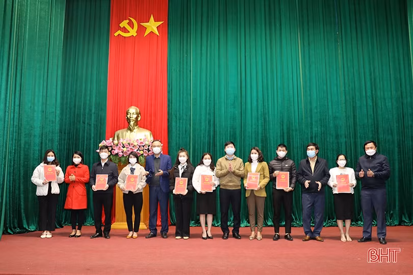 TX Kỳ Anh trao quyết định tuyển dụng cho công chức cấp xã