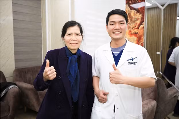 Vui xuân trọn vẹn với hàm răng mới sau 10 năm khổ vì mất răng