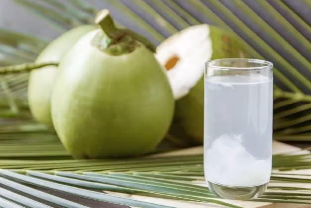 Tin đồn uống vitamin C, nước dừa làm bệnh COVID lâu khỏi có đúng không?