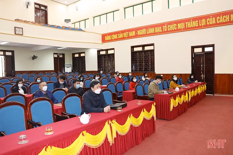 TX Kỳ Anh trao quyết định tuyển dụng cho công chức cấp xã