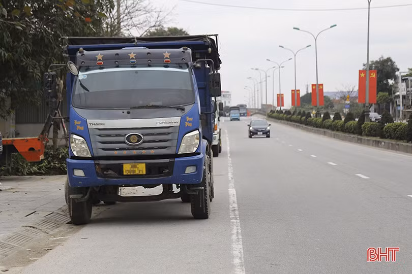 Xe tải đậu trên quốc lộ 1 đoạn qua Can Lộc gây mất an toàn giao thông