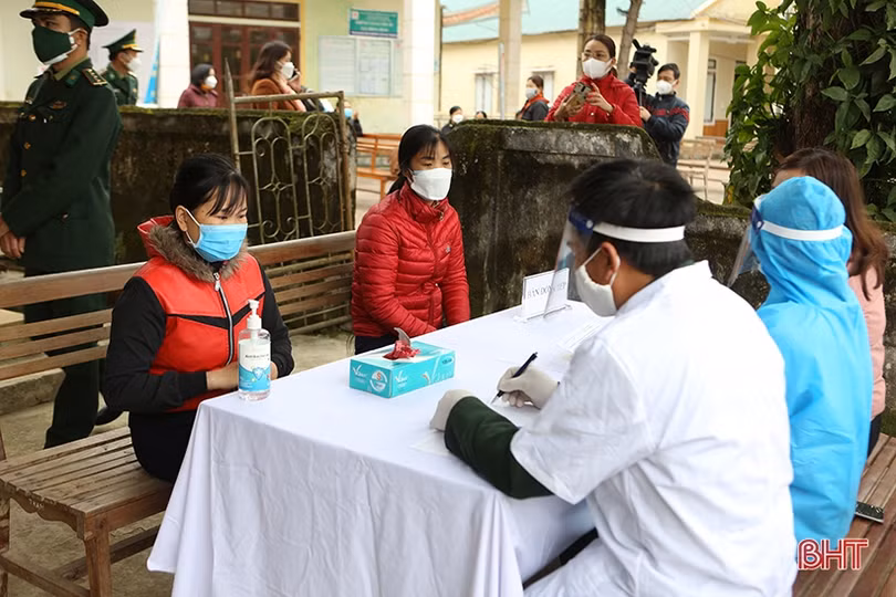 Khám, cấp phát thuốc miễn phí cho phụ nữ vùng biên khó khăn