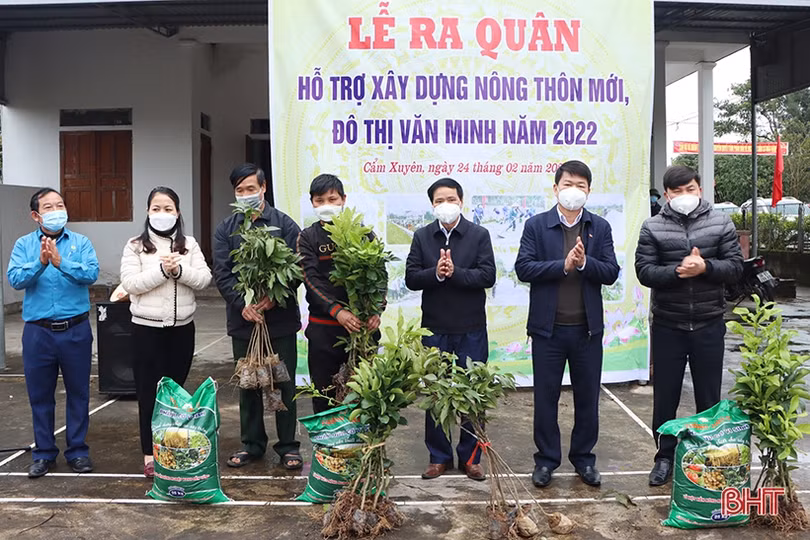 Gần 400 đoàn viên, hội viên ở Cẩm Xuyên ra quân xây dựng nông thôn mới