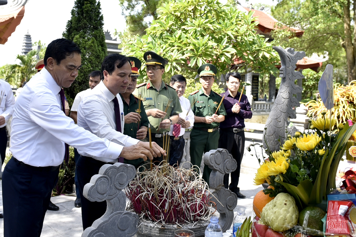 Lãnh đạo Hà Tĩnh dâng hương tưởng niệm các anh hùng liệt sỹ tại Nghĩa trang Trường Sơn, Đường 9