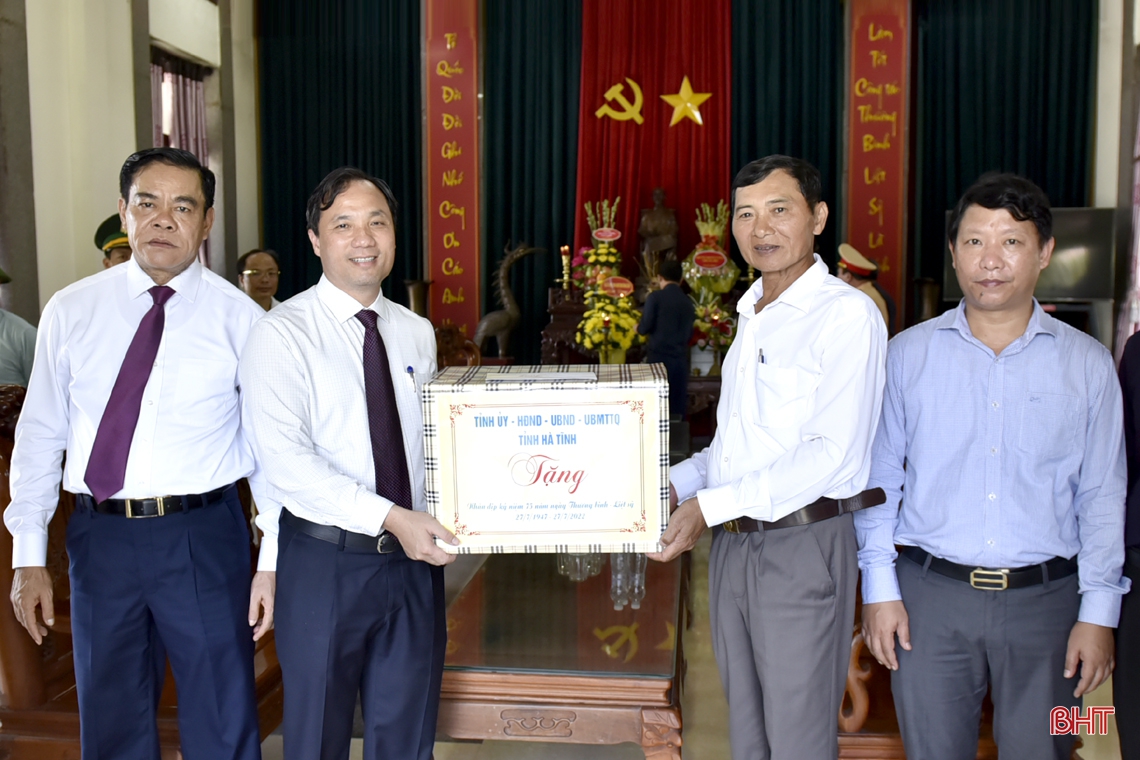 Lãnh đạo Hà Tĩnh dâng hương tưởng niệm các anh hùng liệt sỹ tại Nghĩa trang Trường Sơn, Đường 9