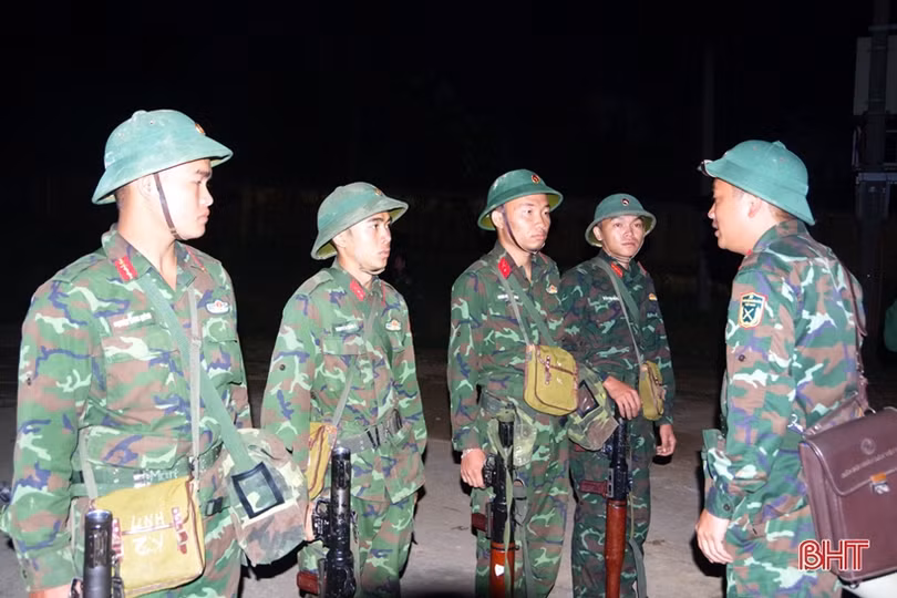 Diễn tập bắn đạn thật “Đại đội bộ binh tiến công địch đổ bộ đường không”