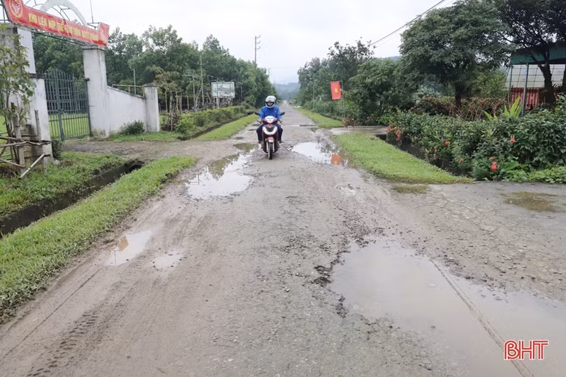 Gian nan khi lưu thông trên đường “nát như tương” ở Hương Sơn