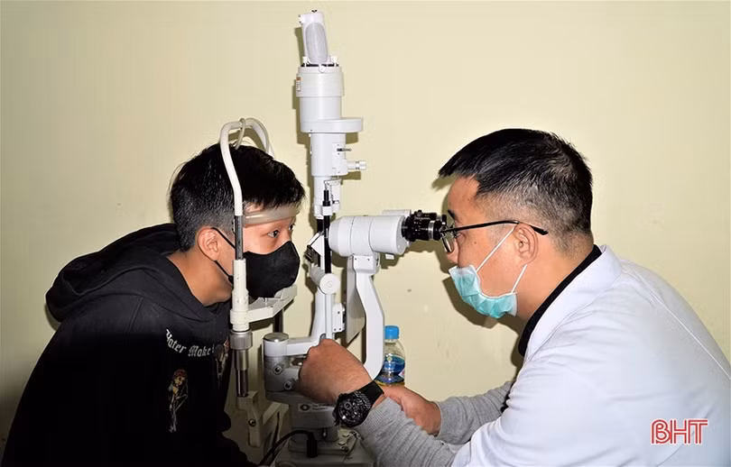 Gần 500 thanh niên Hương Khê tham gia khám nghĩa vụ quân sự, công an