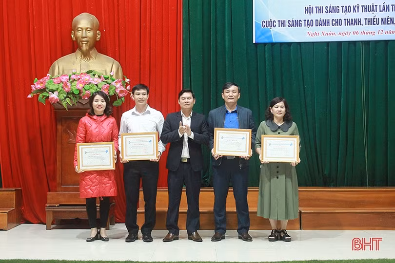 Nghi Xuân trao 9 giải sáng tạo khoa học kỹ thuật