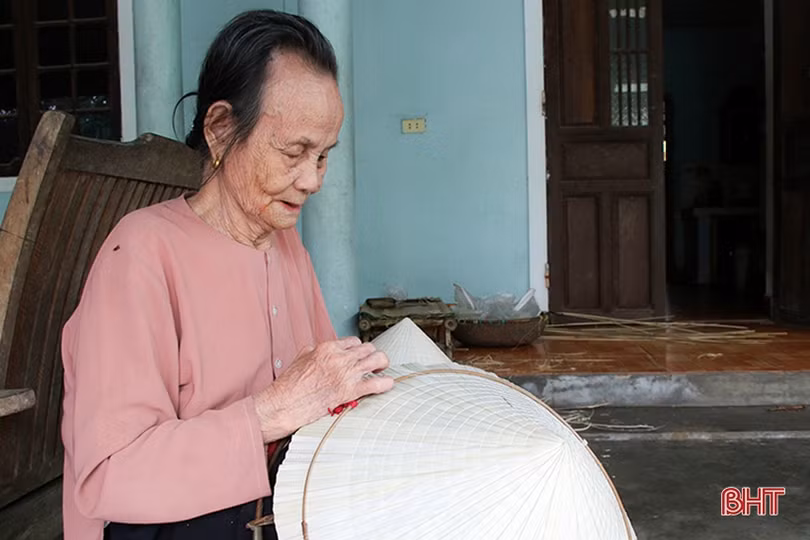 Cụ bà hơn 90 tuổi “giữ lửa” nghề nón lá Ba Giang