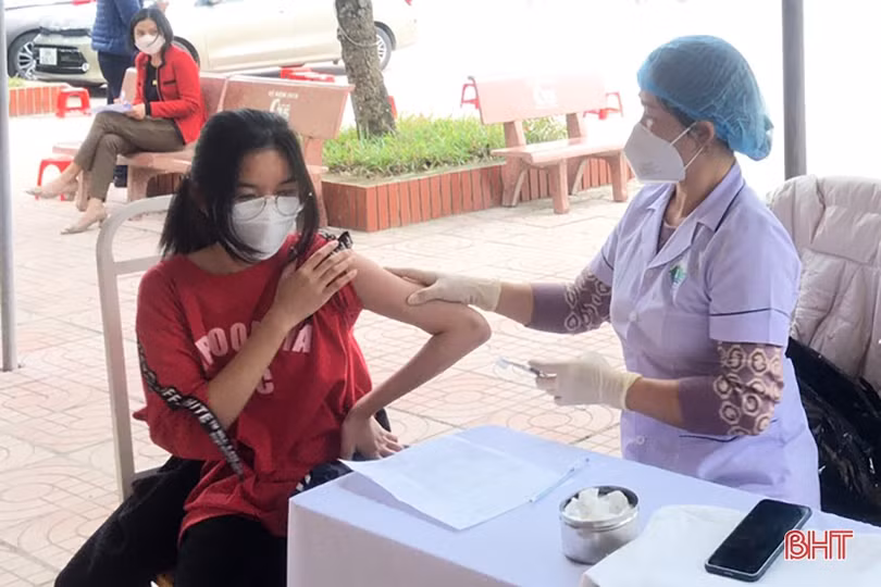 Các địa phương Hà Tĩnh tiếp tục tiêm phòng COVID-19 cho người từ 12 đến dưới 18 tuổi