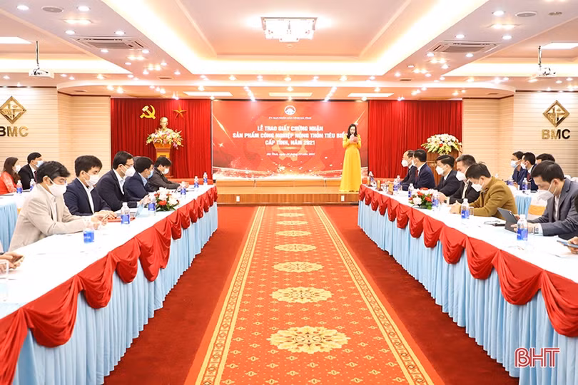 Hà Tĩnh trao chứng nhận cho các sản phẩm công nghiệp nông thôn tiêu biểu năm 2021