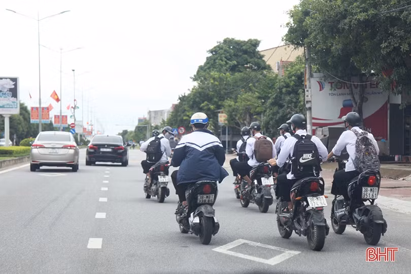 Học sinh Hà Tĩnh điều khiển xe máy điện: Hiểm họa khó lường...