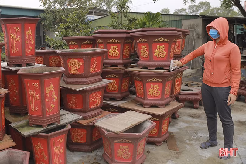Cơ sở sản xuất chậu cây cảnh ở Hà Tĩnh tất bật vào vụ tết
