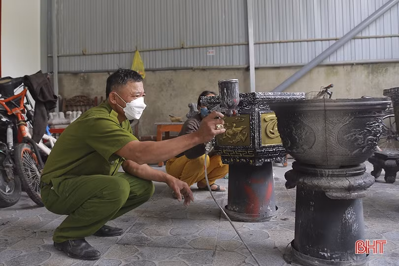 Cơ sở sản xuất chậu cây cảnh ở Hà Tĩnh tất bật vào vụ tết