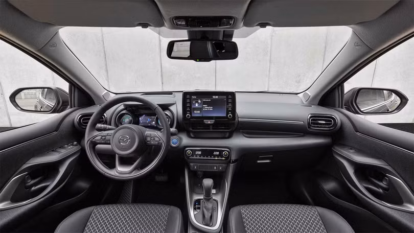 Mazda2 2022 - Toyota Yaris làm lại logo