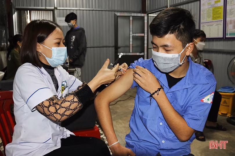 Toàn bộ người từ 12 đến dưới 18 tuổi ở Hà Tĩnh sẽ được tiêm mũi 1 vắc-xin phòng COVID-19 trước ngày 16/12