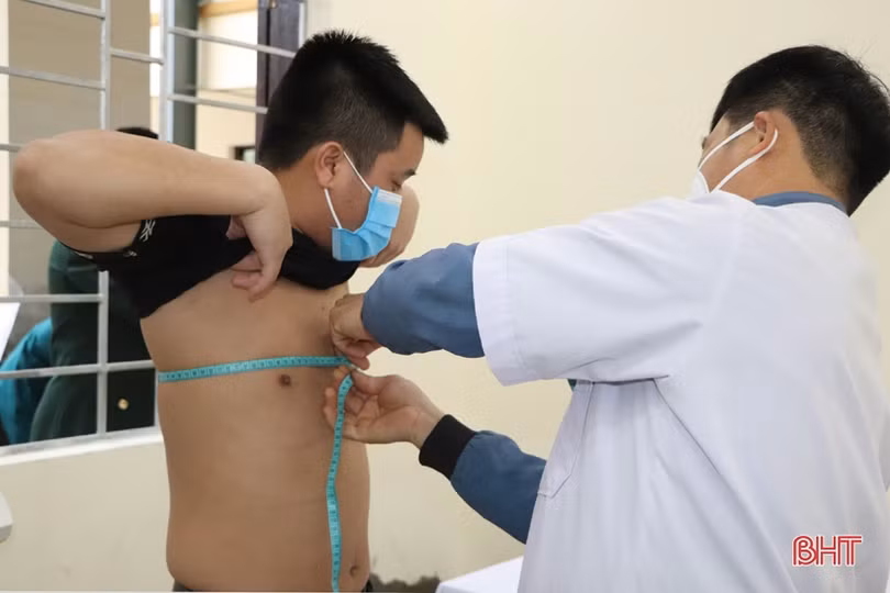Thanh niên các địa phương tham gia khám tuyển nghĩa vụ quân sự
