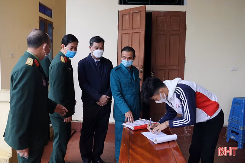 Thanh niên các địa phương tham gia khám tuyển nghĩa vụ quân sự