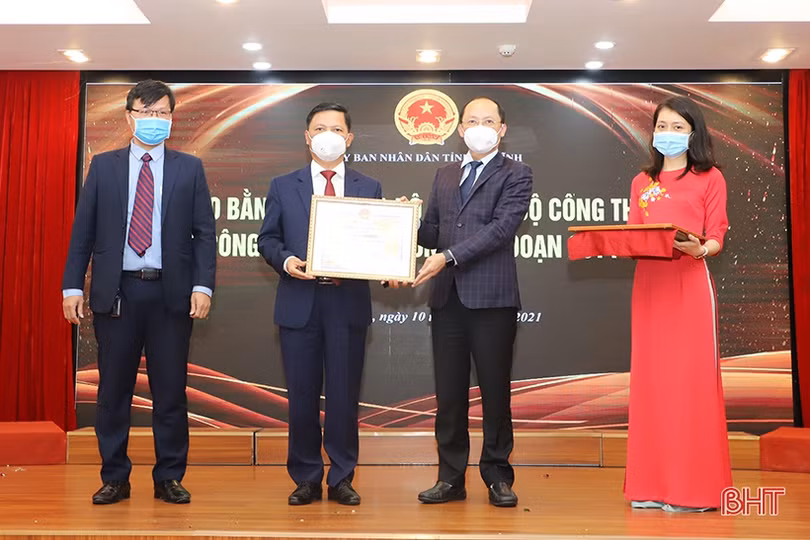 Hà Tĩnh trao chứng nhận cho các sản phẩm công nghiệp nông thôn tiêu biểu năm 2021