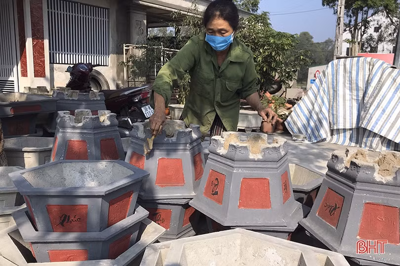 Cơ sở sản xuất chậu cây cảnh ở Hà Tĩnh tất bật vào vụ tết