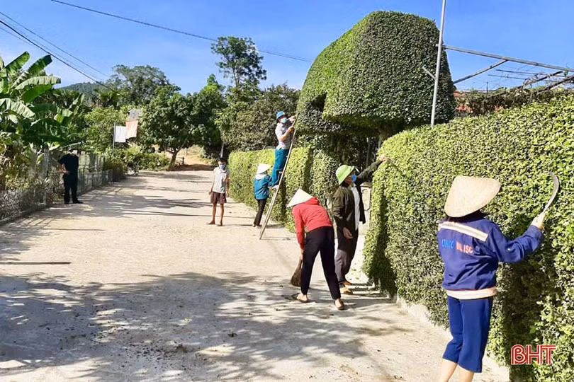Người dân Hà Tĩnh phấn khởi làm nông thôn mới trong kỳ nghỉ lễ