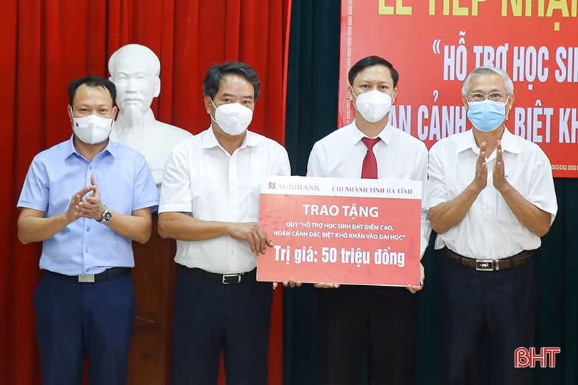 Các cơ quan, doanh nghiệp Hà Tĩnh ủng hộ Quỹ “Hỗ trợ học sinh đạt điểm cao, hoàn cảnh đặc biệt khó khăn vào đại học”