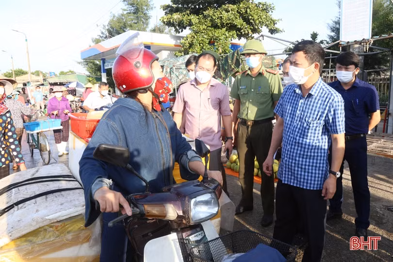Lộc Hà, Cẩm Xuyên cần siết chặt hơn nữa công tác phòng, chống dịch tại cảng cá, bến cá