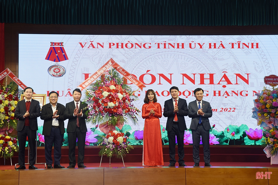 Văn phòng Tỉnh ủy Hà Tĩnh đón nhận Huân chương Lao động hạng Nhất