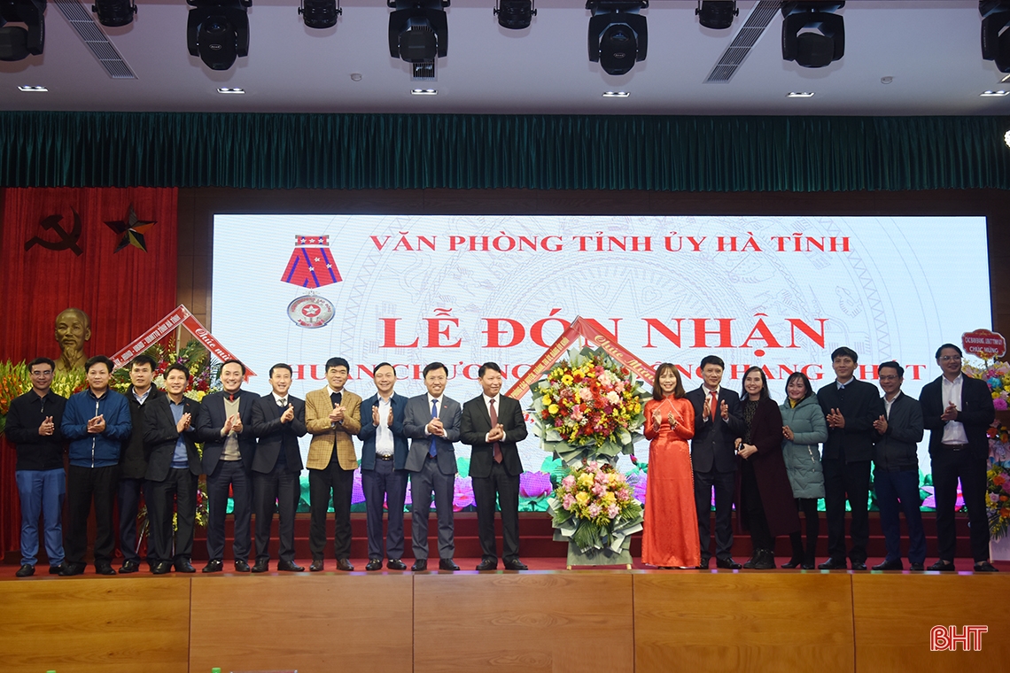 Văn phòng Tỉnh ủy Hà Tĩnh đón nhận Huân chương Lao động hạng Nhất