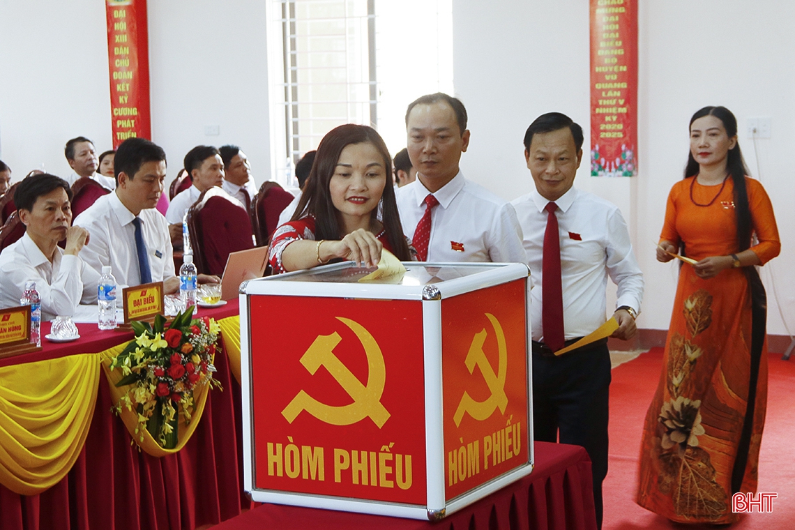 Bà Nguyễn Thị Hà Tân tái cử Bí thư Huyện ủy Vũ Quang nhiệm kỳ 2020 - 2025