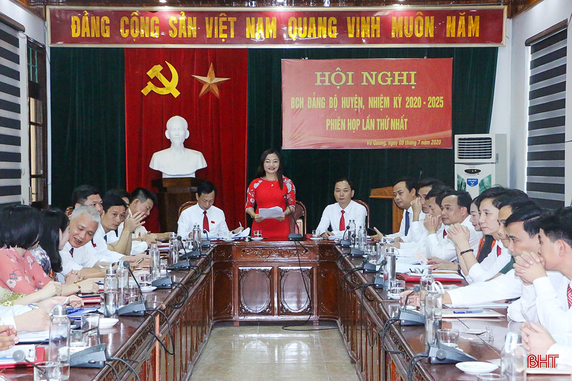 Bà Nguyễn Thị Hà Tân tái cử Bí thư Huyện ủy Vũ Quang nhiệm kỳ 2020 - 2025