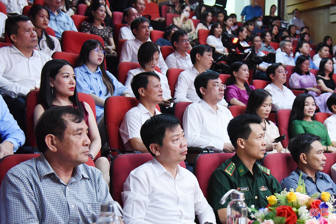 Hà Tĩnh phát động ủng hộ Quỹ “Hỗ trợ học sinh đạt điểm cao, hoàn cảnh đặc biệt khó khăn vào học đại học”